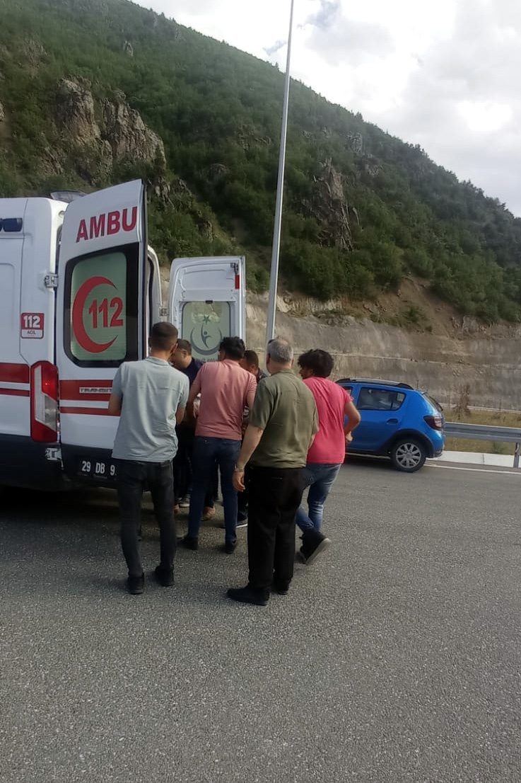 Gümüşhane’de kavşakta iki otomobil çarpıştı: 1’i ağır 3 yaralı 9