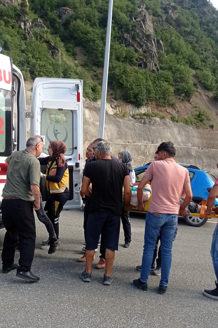 Gümüşhane’de kavşakta iki otomobil çarpıştı: 1’i ağır 3 yaralı 10