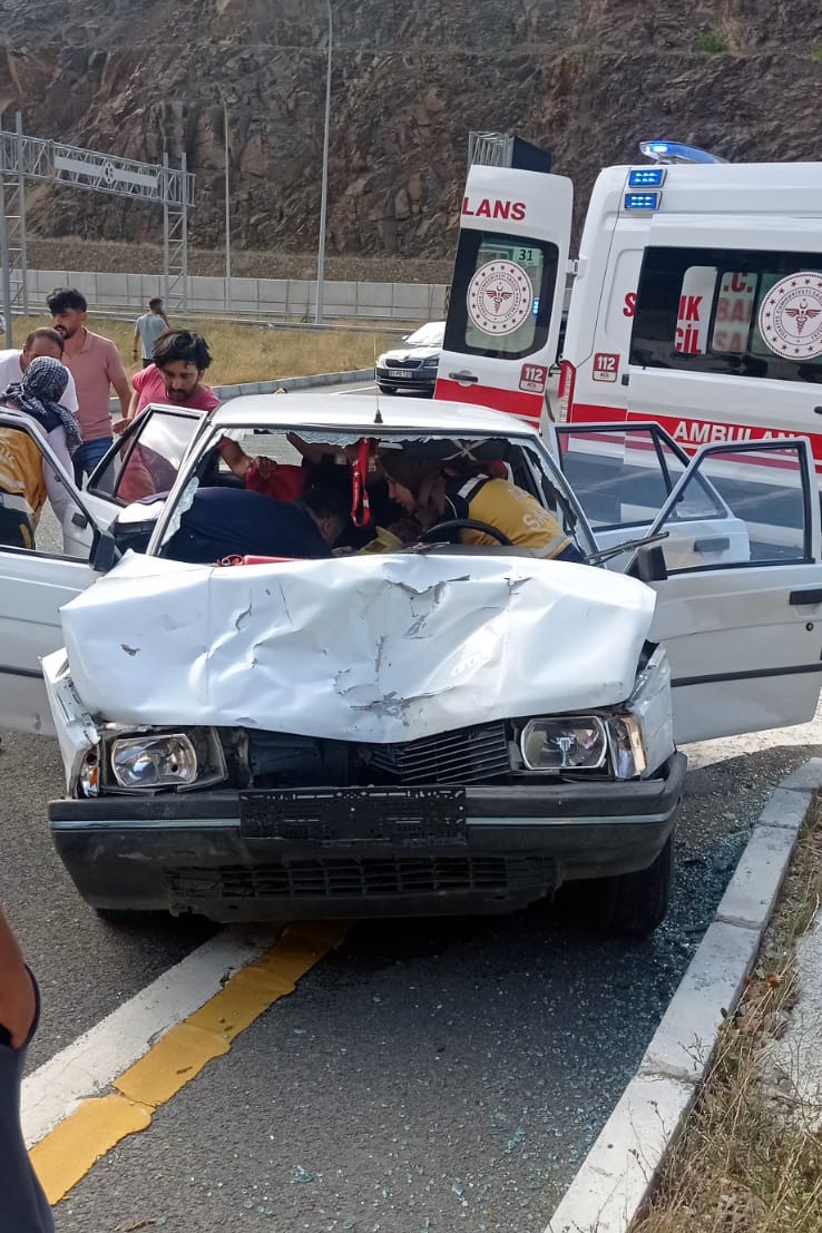 Gümüşhane’de kavşakta iki otomobil çarpıştı: 1’i ağır 3 yaralı 11