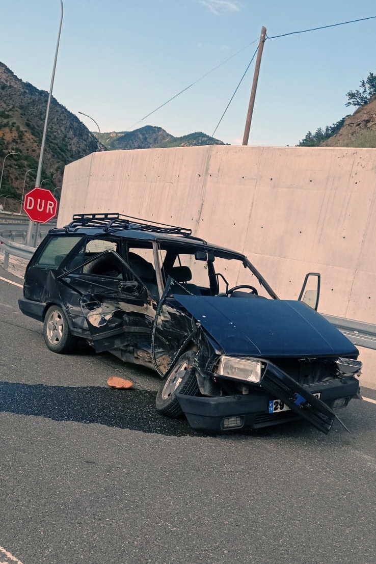 Gümüşhane’de kavşakta iki otomobil çarpıştı: 1’i ağır 3 yaralı 5