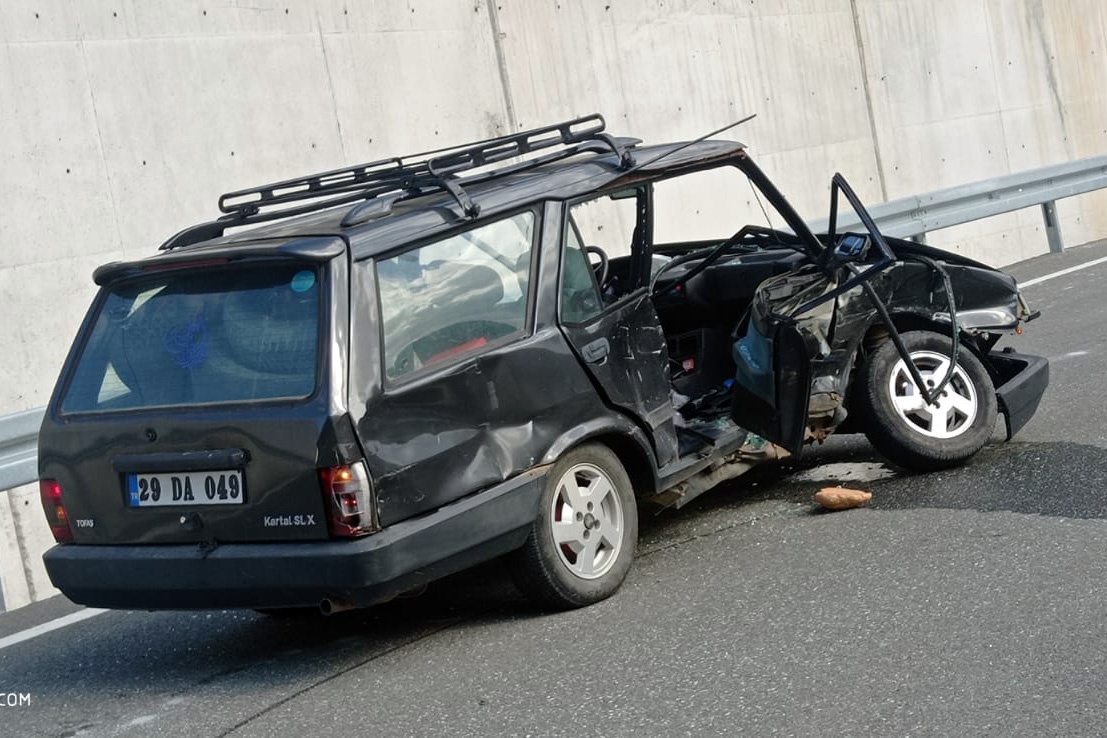 Gümüşhane’de kavşakta iki otomobil çarpıştı: 1’i ağır 3 yaralı 3