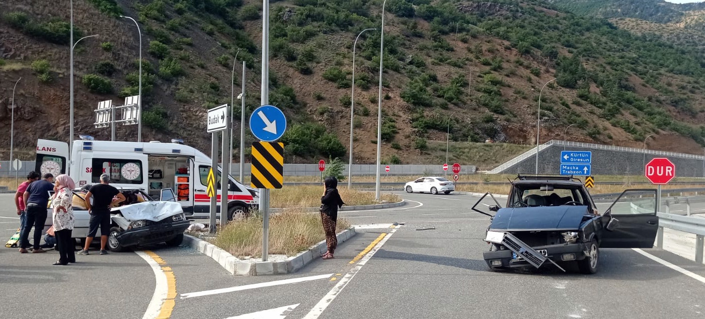 Gümüşhane’de kavşakta iki otomobil çarpıştı: 1’i ağır 3 yaralı 8
