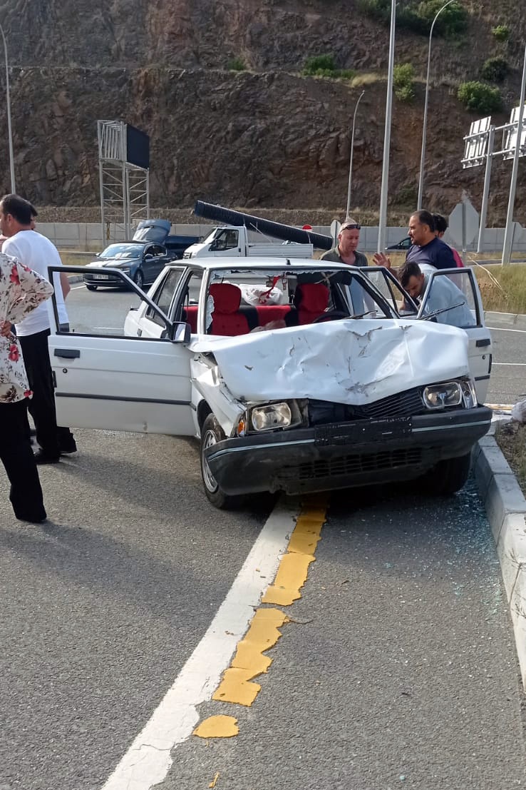 Gümüşhane’de kavşakta iki otomobil çarpıştı: 1’i ağır 3 yaralı 4