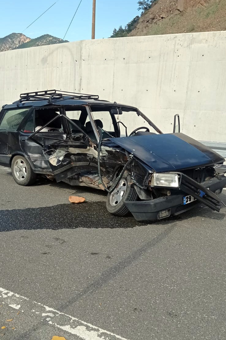 Gümüşhane’de kavşakta iki otomobil çarpıştı: 1’i ağır 3 yaralı 7