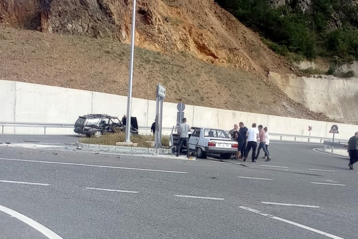 Gümüşhane’de kavşakta iki otomobil çarpıştı: 1’i ağır 3 yaralı 2