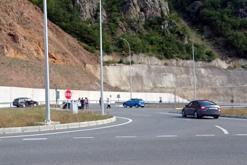 Gümüşhane’de kavşakta iki otomobil çarpıştı: 1’i ağır 3 yaralı 6
