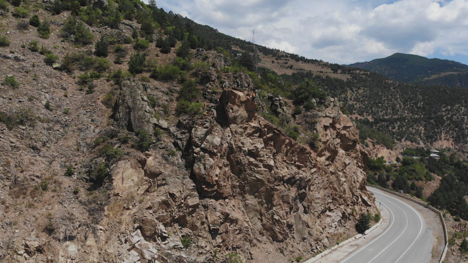 Tehlikelerle dolu Kürtün yolunda riskli kayalar temizleniyor 1