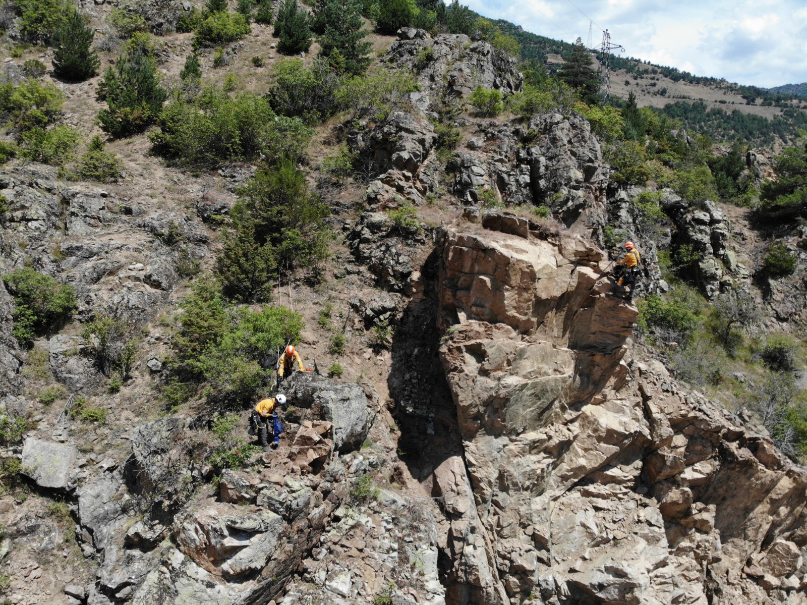 Tehlikelerle dolu Kürtün yolunda riskli kayalar temizleniyor 4