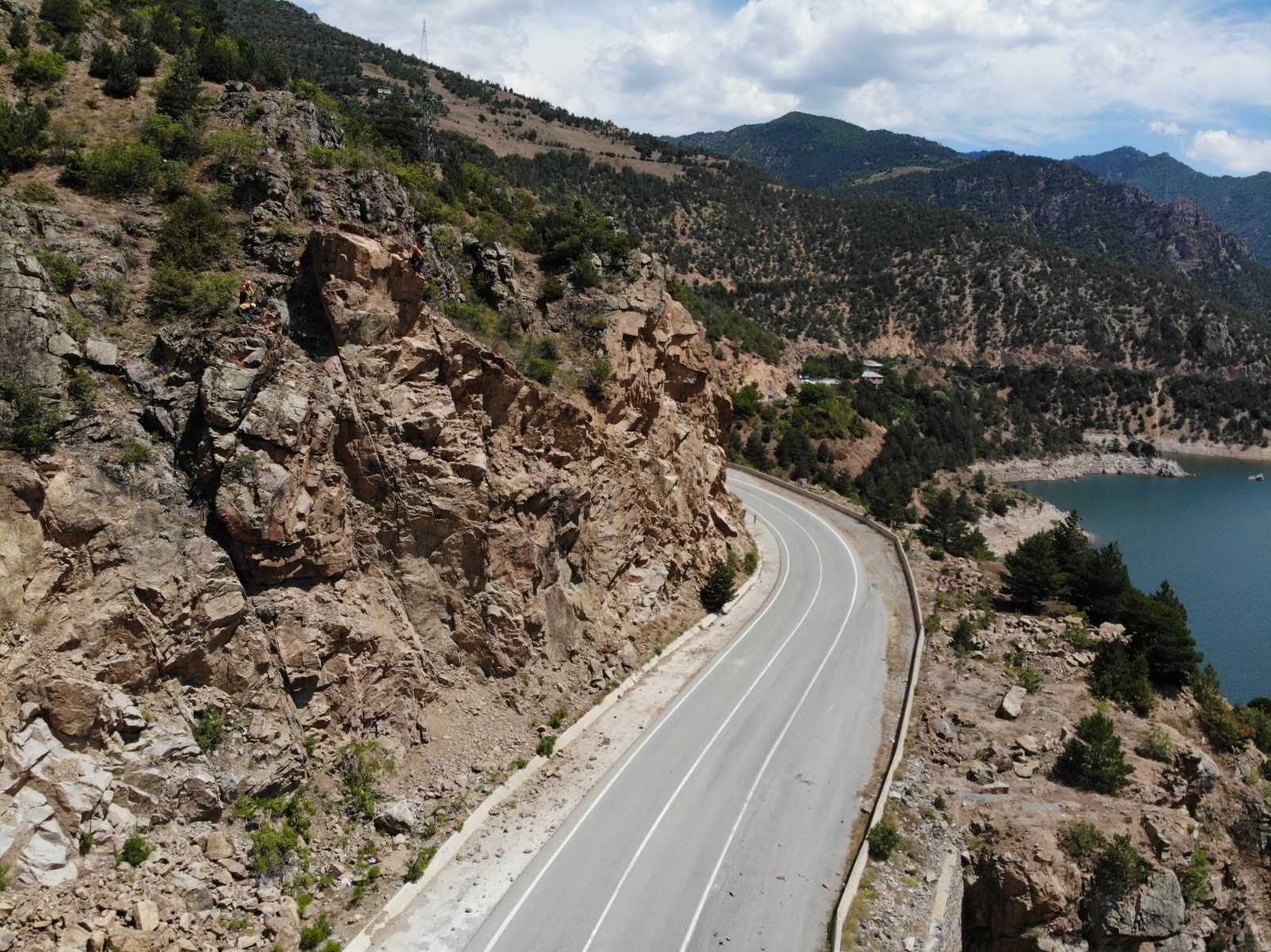 Tehlikelerle dolu Kürtün yolunda riskli kayalar temizleniyor 6