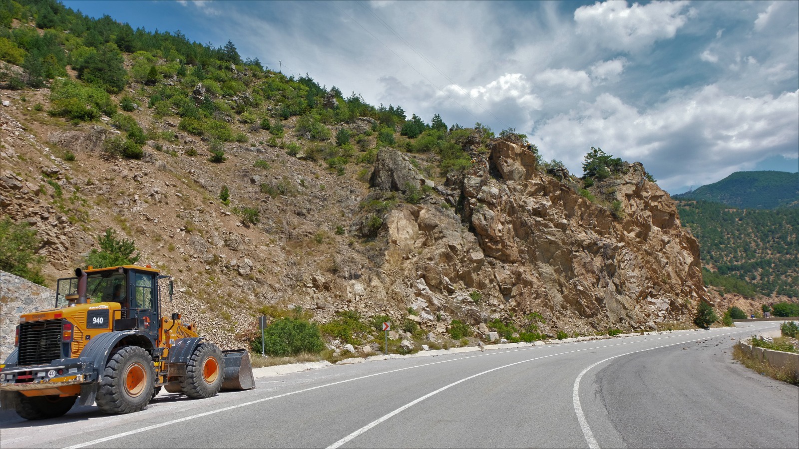 Tehlikelerle dolu Kürtün yolunda riskli kayalar temizleniyor 7