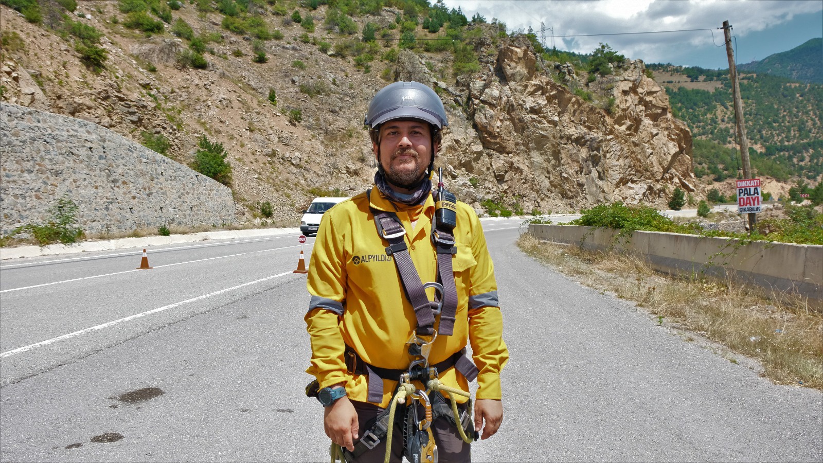 Tehlikelerle dolu Kürtün yolunda riskli kayalar temizleniyor 3