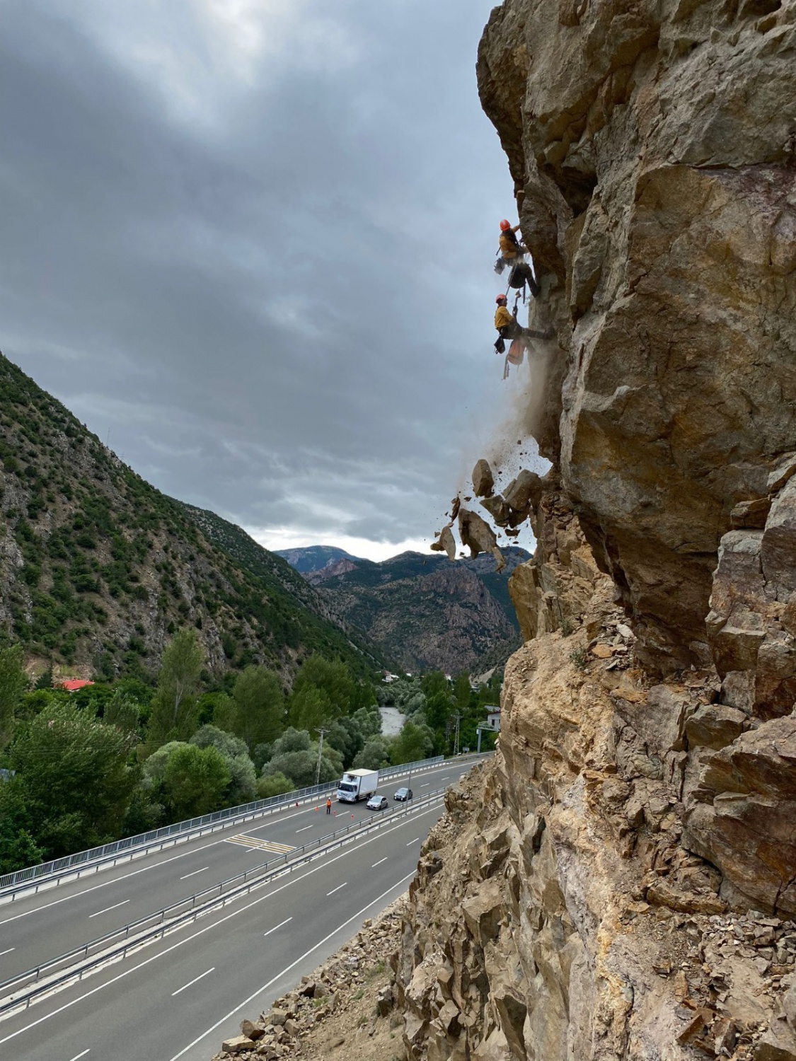 Tehlikelerle dolu Kürtün yolunda riskli kayalar temizleniyor 2