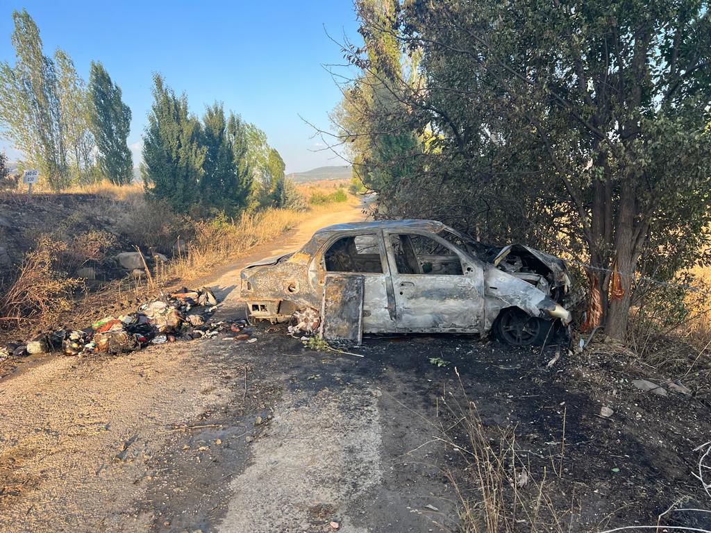 Kaza yapan otomobil yandı: 2 yaralı 5