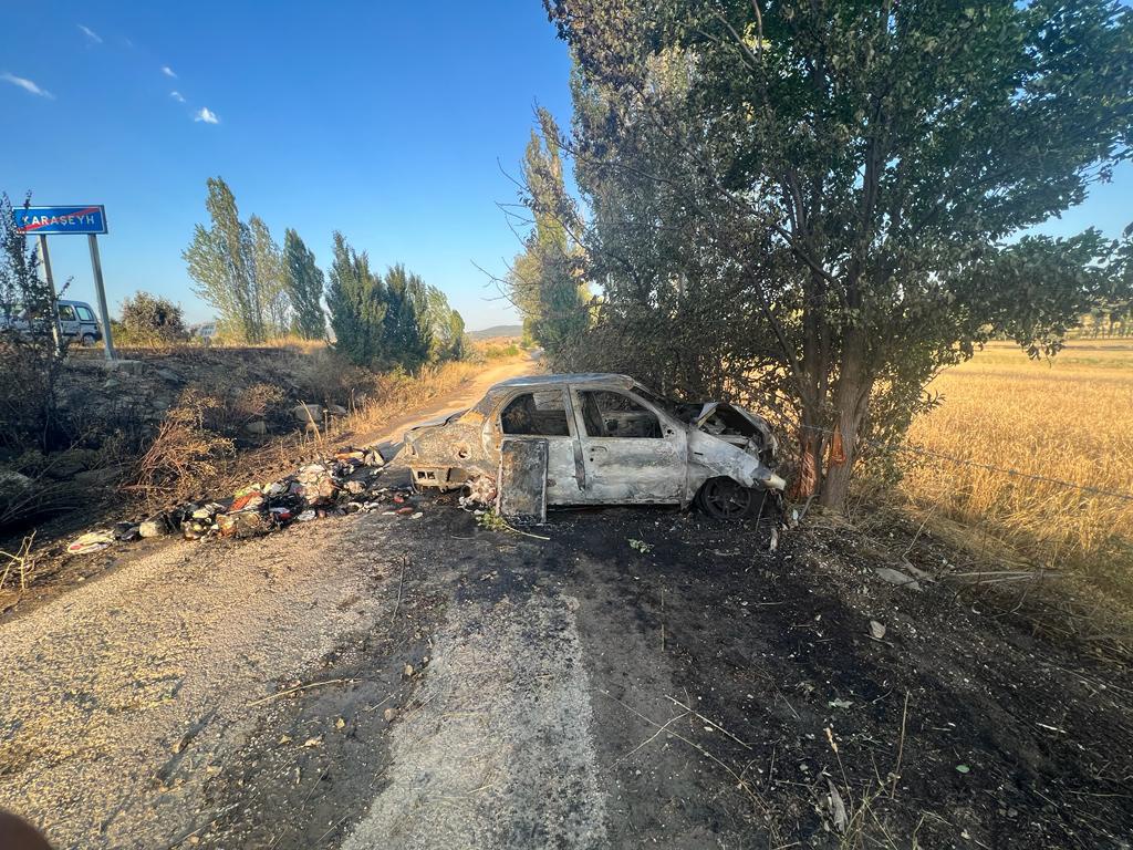 Kaza yapan otomobil yandı: 2 yaralı 4