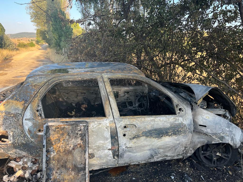 Kaza yapan otomobil yandı: 2 yaralı 2