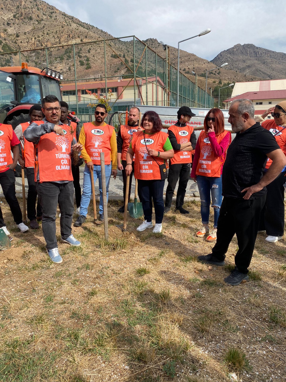 Onlarca fidan toprakla buluştu 11