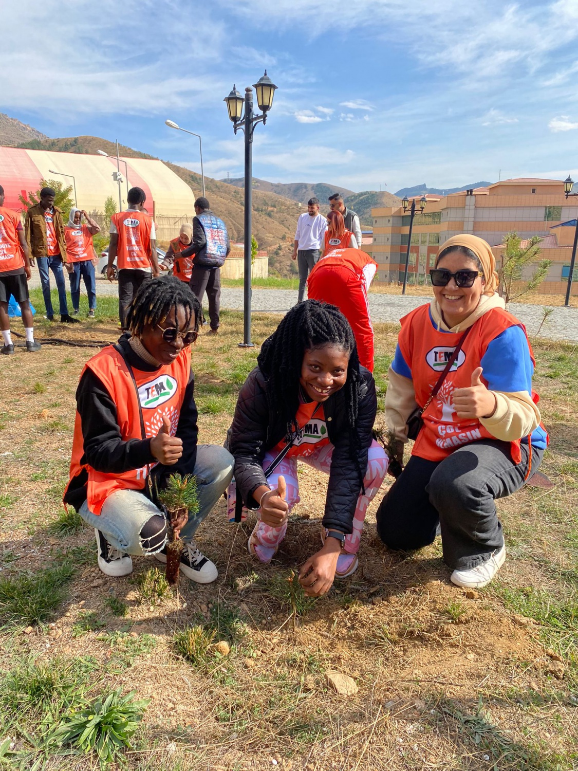 Onlarca fidan toprakla buluştu 6