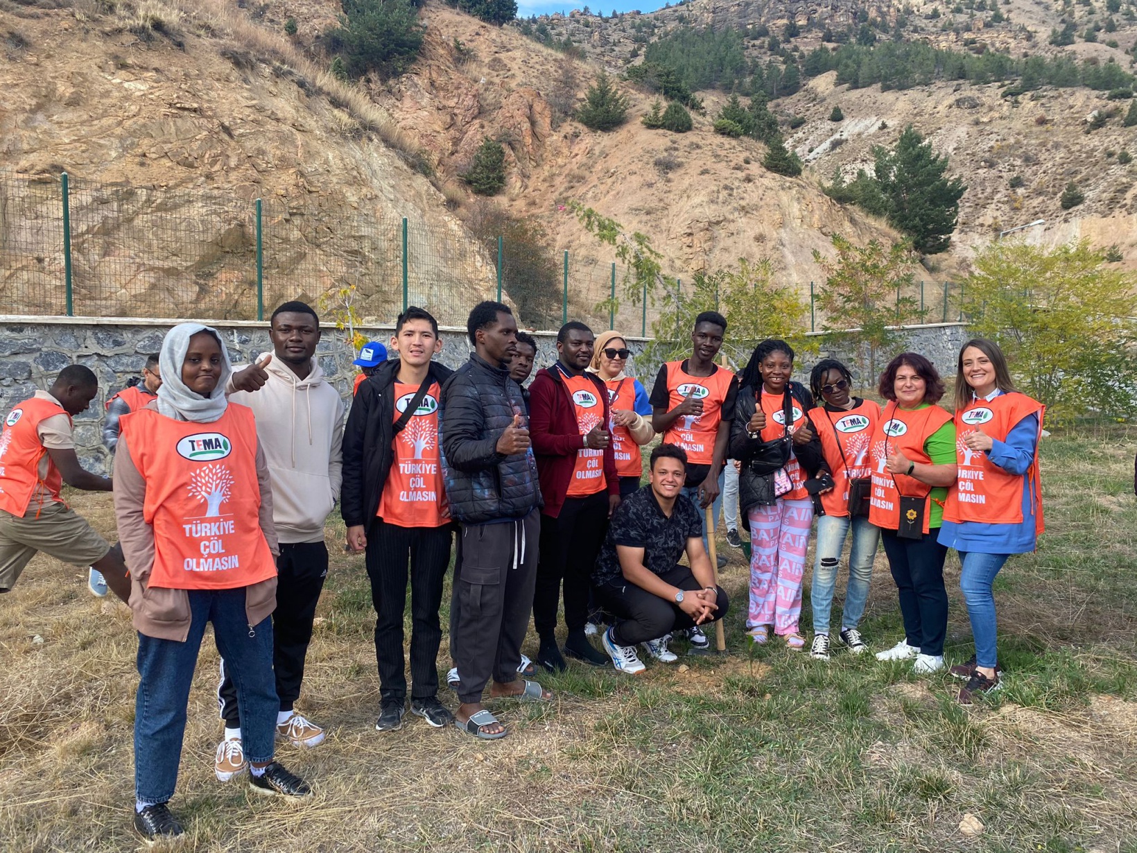 Onlarca fidan toprakla buluştu 4