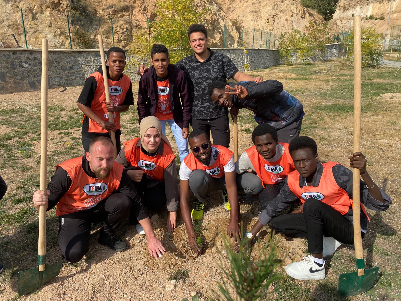 Onlarca fidan toprakla buluştu 7