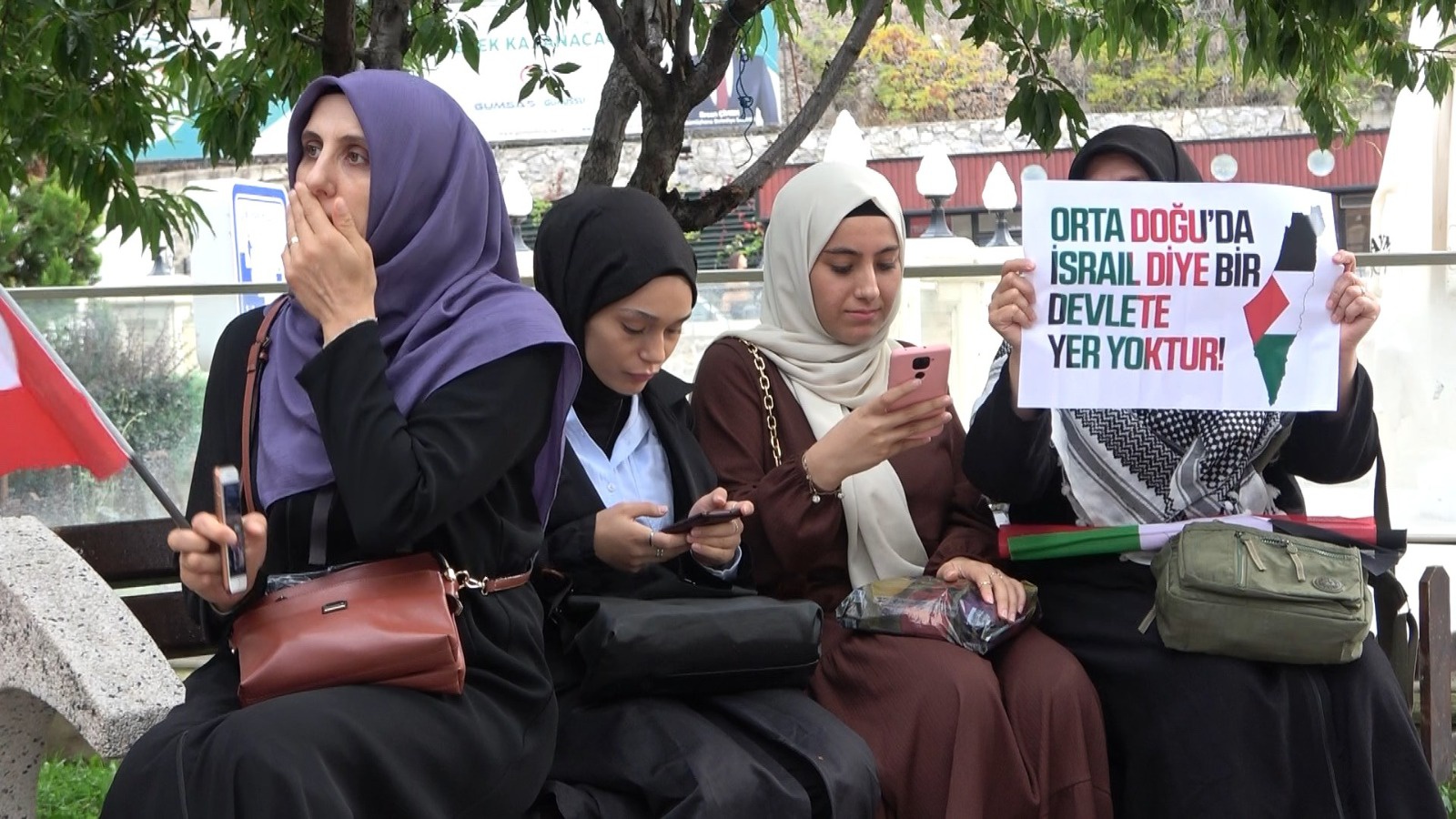 Gümüşhane’de kadınlar Filistin’e destek için oturma eylemi gerçekleştirdi 3