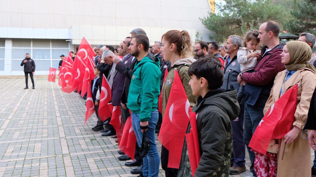 Türk Eğitim-Sen Cumhuriyetin 100. Yılında Atatürk Anıtına çelenk bıraktı 2