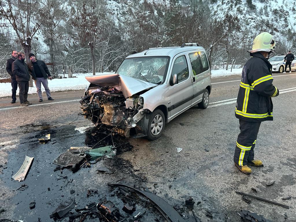 Gümüşhane’de iki araç kafa kafaya çarpıştı: 4 yaralı 1