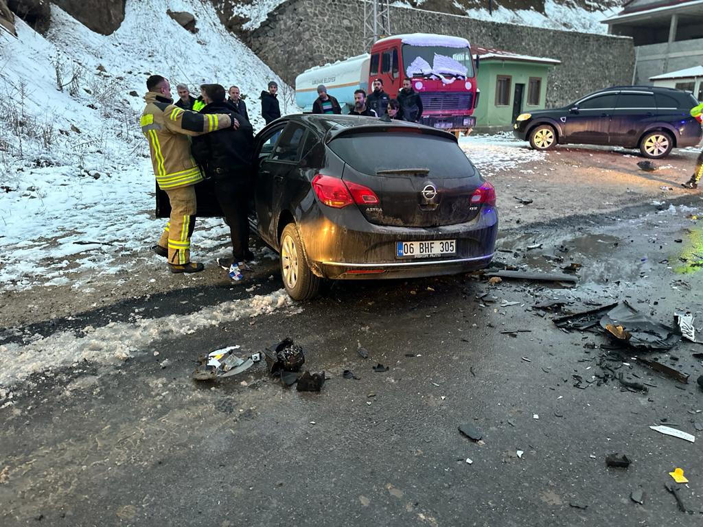 Gümüşhane’de iki araç kafa kafaya çarpıştı: 4 yaralı 3