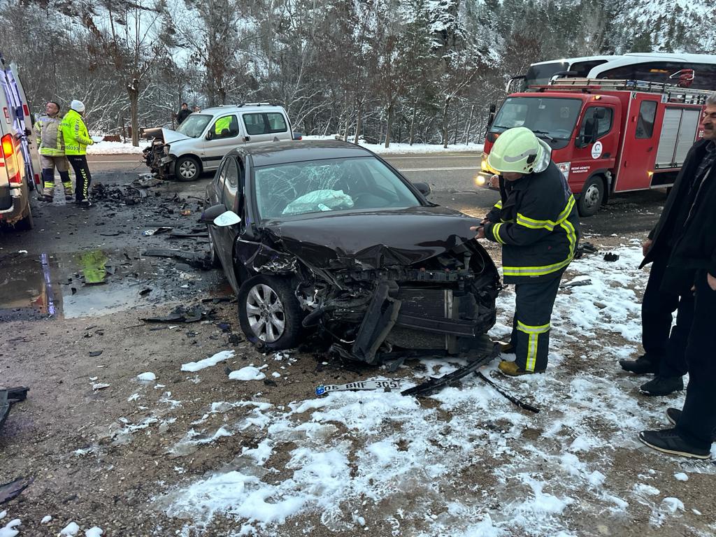 Gümüşhane’de iki araç kafa kafaya çarpıştı: 4 yaralı 8