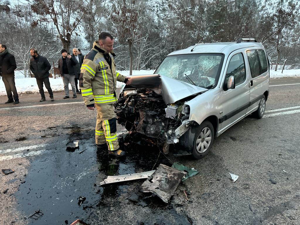Gümüşhane’de iki araç kafa kafaya çarpıştı: 4 yaralı 5