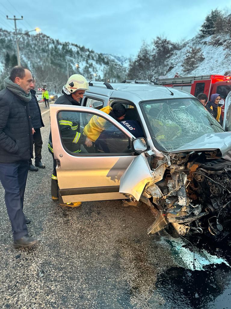 Gümüşhane’de iki araç kafa kafaya çarpıştı: 4 yaralı 6