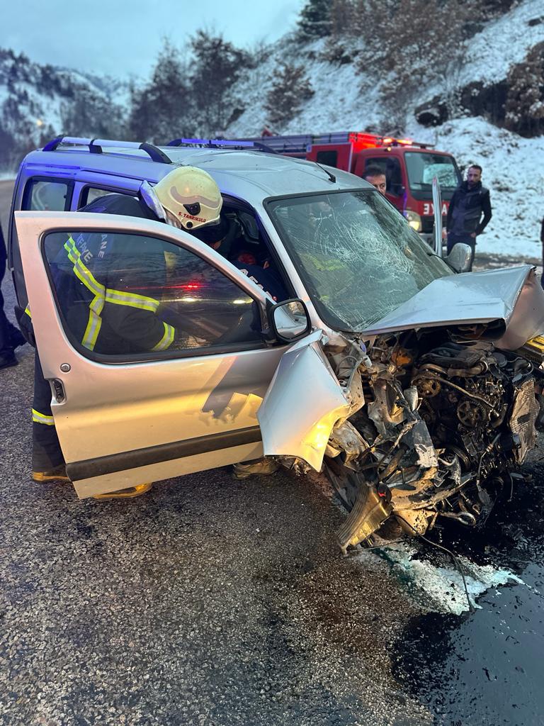 Gümüşhane’de iki araç kafa kafaya çarpıştı: 4 yaralı 4