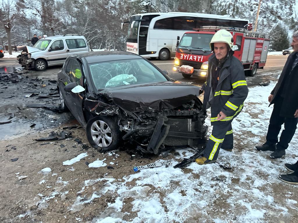 Gümüşhane’de iki araç kafa kafaya çarpıştı: 4 yaralı 7