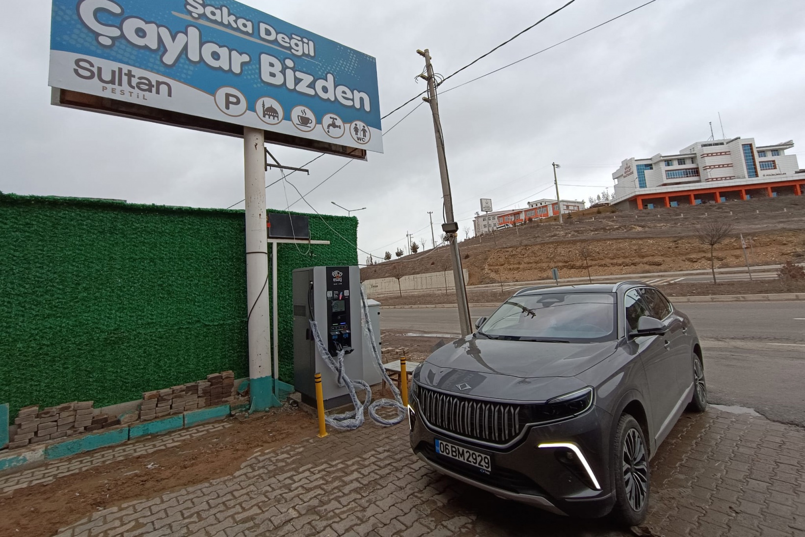 Sivas-Tersun-Trabzon istikametindeki tek elektrikli şarj istasyonu Şiran’da 3