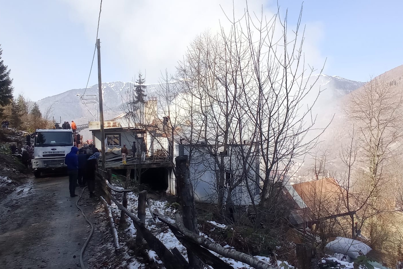 Kürtün'de korkutan yangın 12