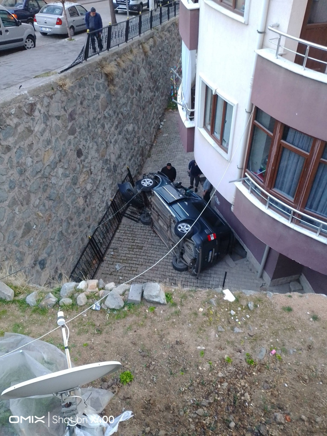 Gümüşhane’de el freni çekilmeyen araç 10 metrelik duvardan düştü, sürücü son anda kurtuldu 5