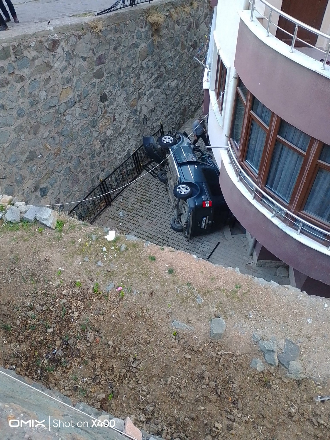 Gümüşhane’de el freni çekilmeyen araç 10 metrelik duvardan düştü, sürücü son anda kurtuldu 3