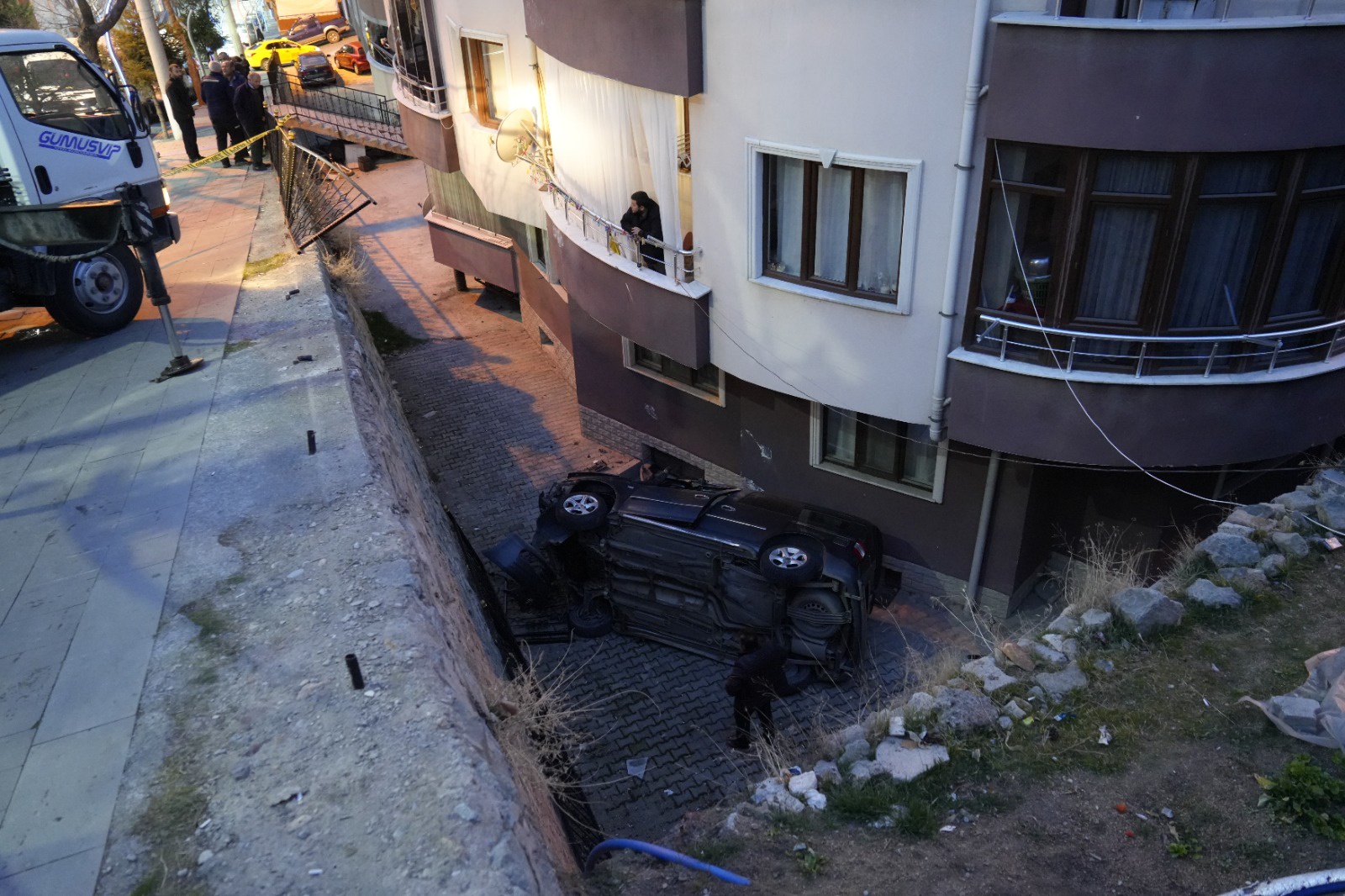 Gümüşhane’de el freni çekilmeyen araç 10 metrelik duvardan düştü, sürücü son anda kurtuldu 2