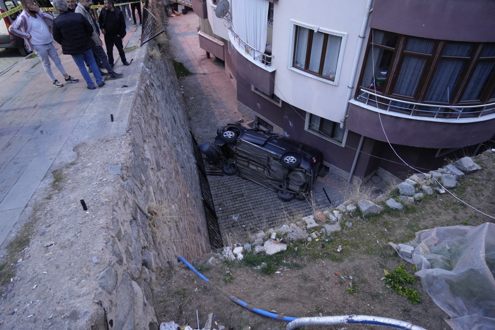 Gümüşhane’de el freni çekilmeyen araç 10 metrelik duvardan düştü, sürücü son anda kurtuldu 4