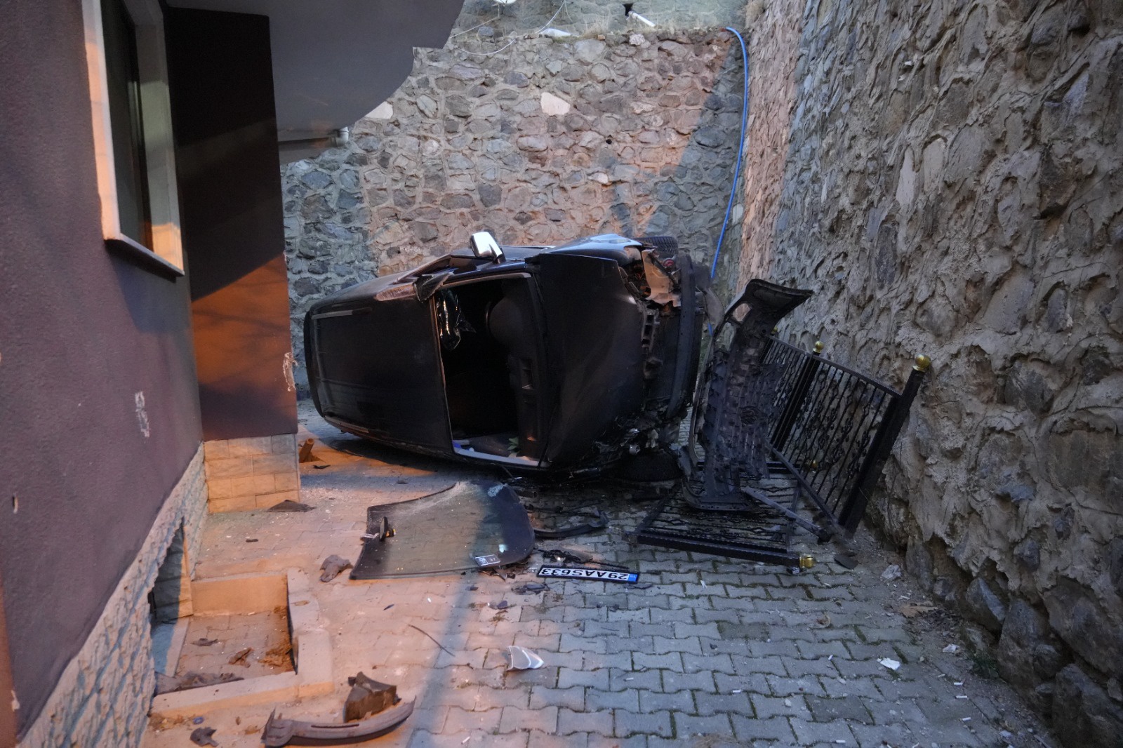 Gümüşhane’de el freni çekilmeyen araç 10 metrelik duvardan düştü, sürücü son anda kurtuldu 6