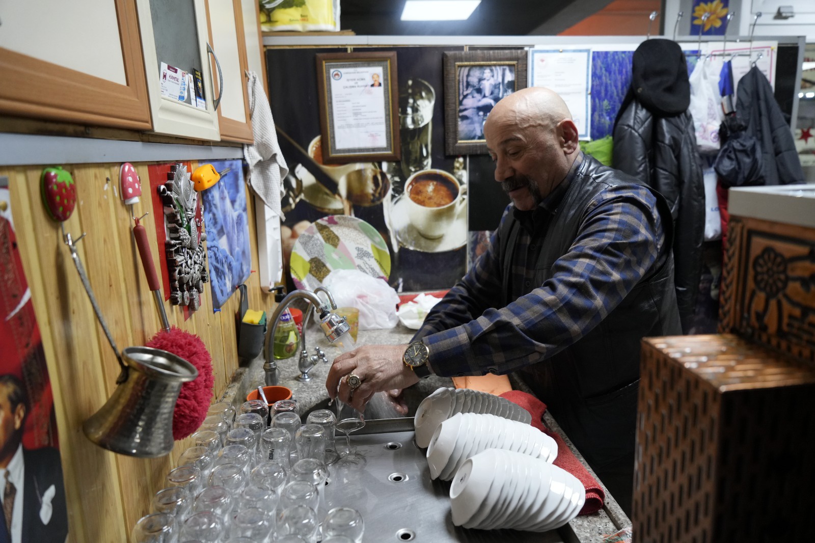 Gümüşhaneli kıraathaneci titizliğiyle müşterilerine ev ortamı sunuyor 6