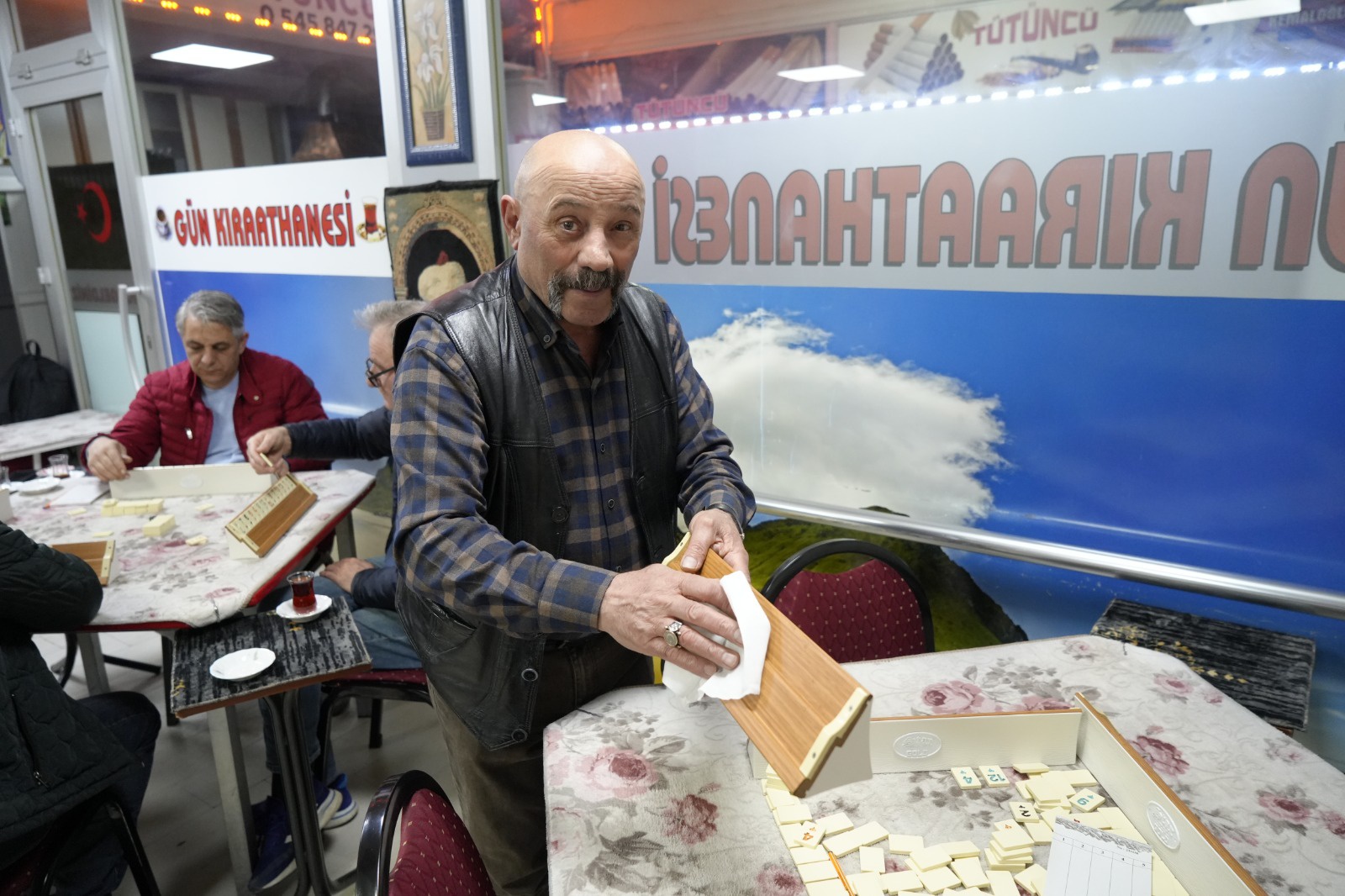 Gümüşhaneli kıraathaneci titizliğiyle müşterilerine ev ortamı sunuyor 1