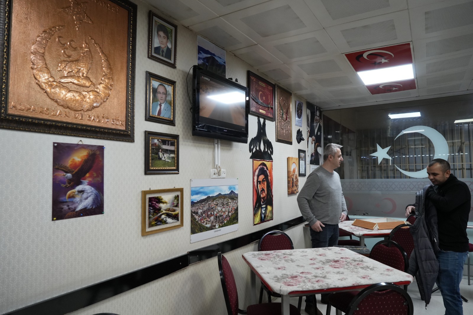 Gümüşhaneli kıraathaneci titizliğiyle müşterilerine ev ortamı sunuyor 3