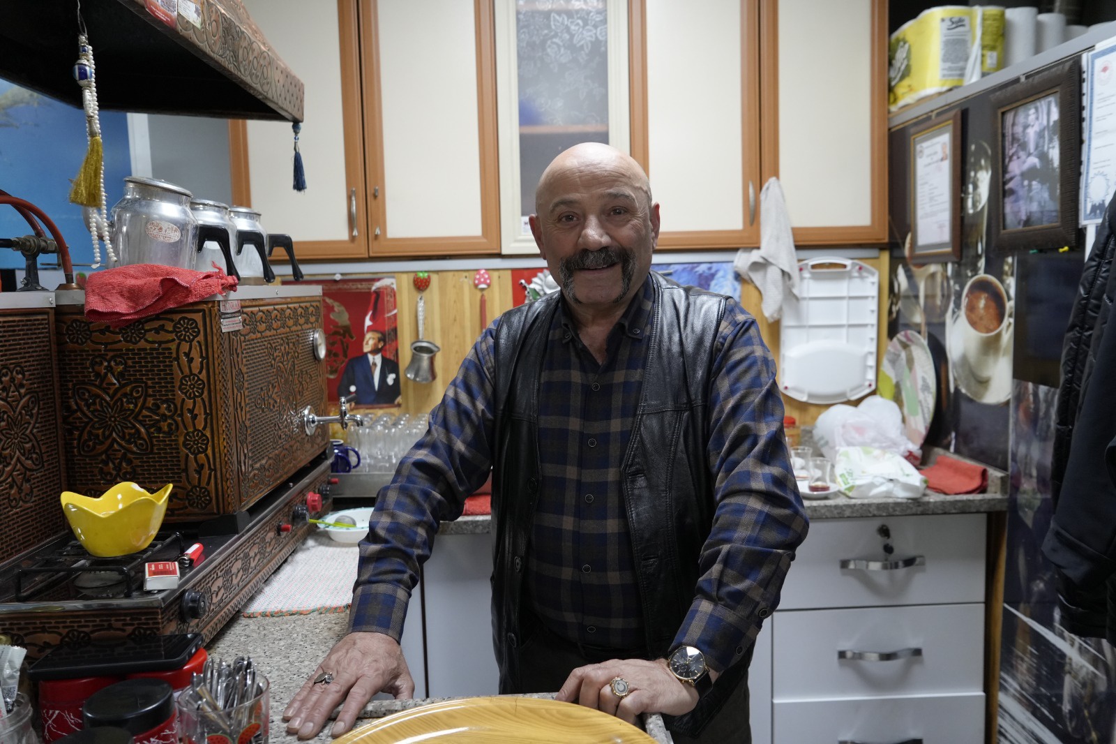 Gümüşhaneli kıraathaneci titizliğiyle müşterilerine ev ortamı sunuyor 4