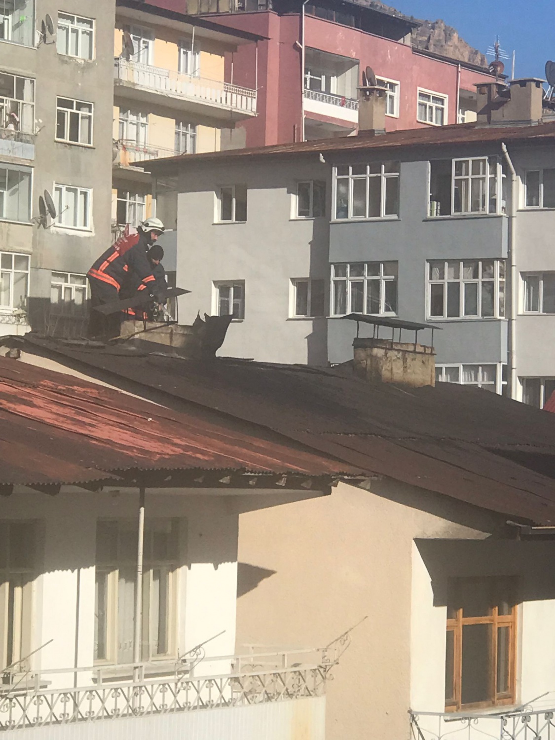 Gümüşhane'de çatı yangını 3