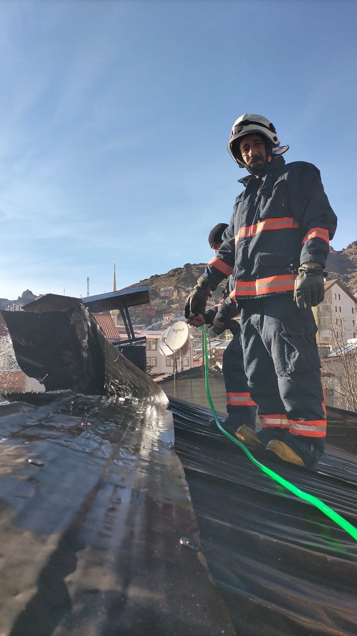 Gümüşhane'de çatı yangını 1