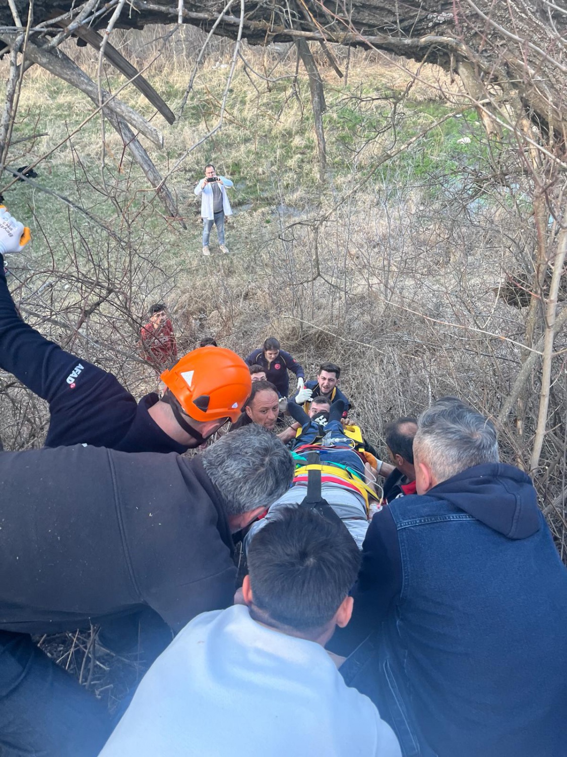 Gümüşhane’de yolcu minibüsü uçuruma yuvarlandı: 7 yaralı 14