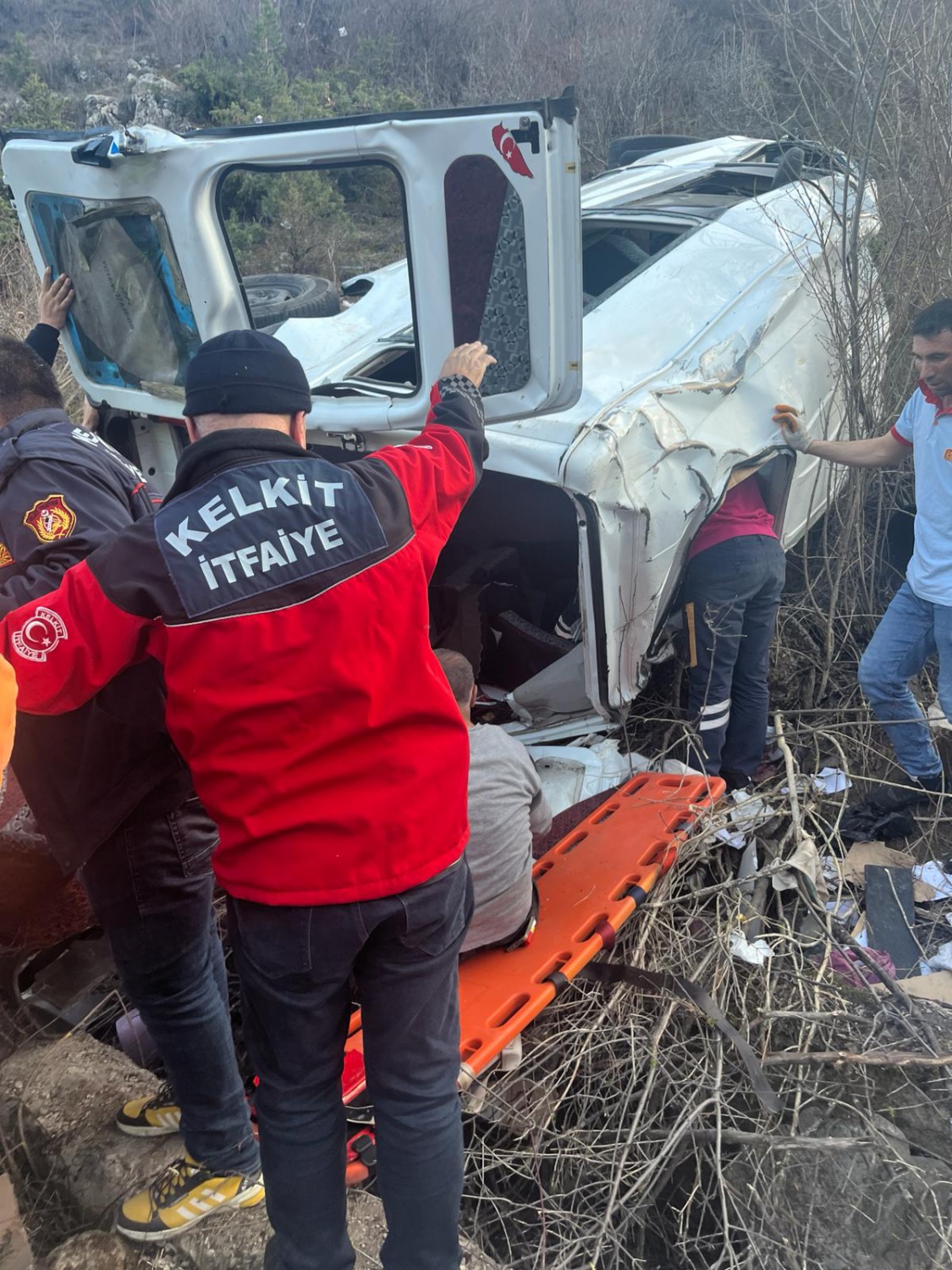 Gümüşhane’de yolcu minibüsü uçuruma yuvarlandı: 7 yaralı 8