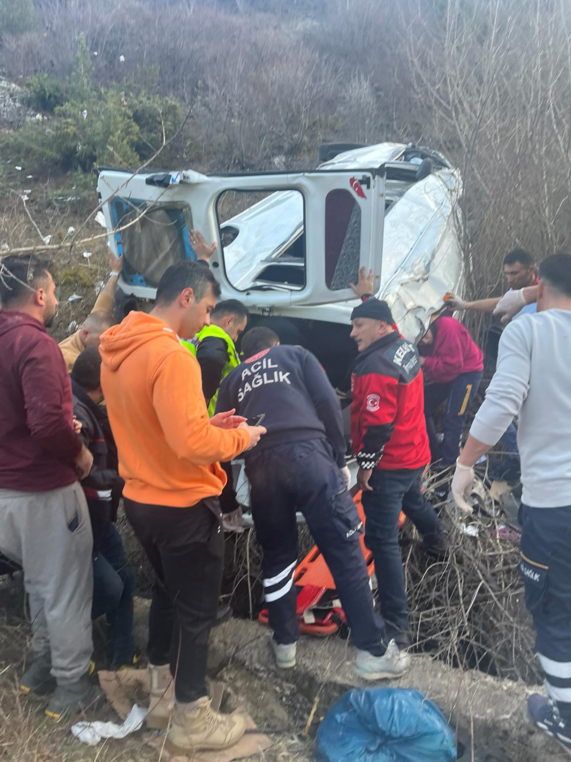 Gümüşhane’de yolcu minibüsü uçuruma yuvarlandı: 7 yaralı 5