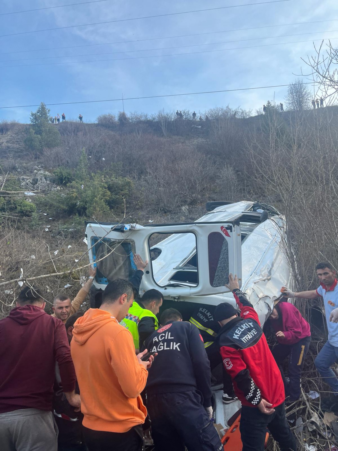 Gümüşhane’de yolcu minibüsü uçuruma yuvarlandı: 7 yaralı 7