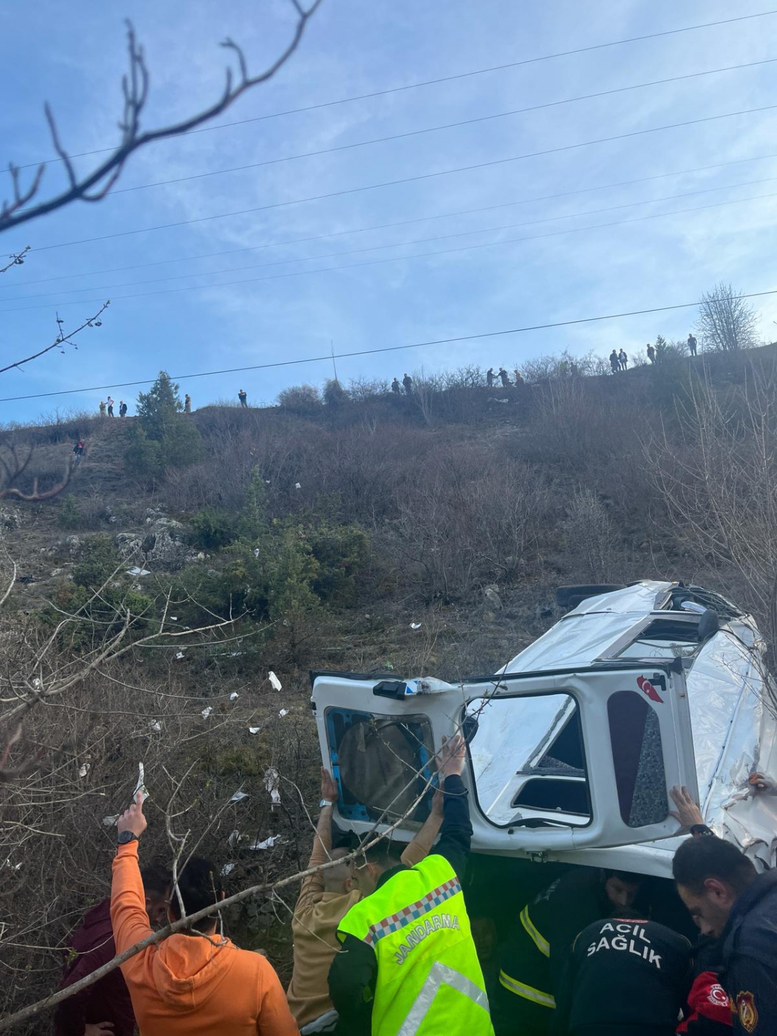 Gümüşhane’de yolcu minibüsü uçuruma yuvarlandı: 7 yaralı 4